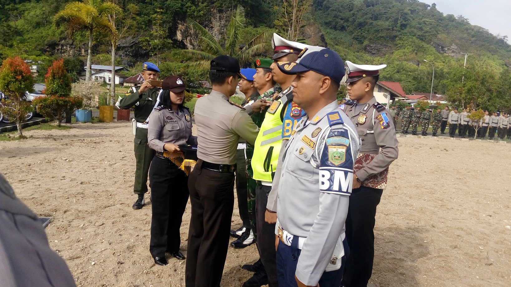 Kapolres Padang Panjang AKBP Cepi Noval memasangkan pin kepada anggota yang akan melaksanakan operasi keselamatan singgalang 2018 do Mapolres setempat